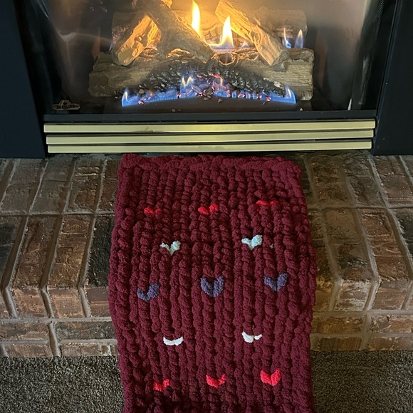 Handmade chunky knit Merlot coloured pet bed with multi coloured hearts - Picture 3 of 6